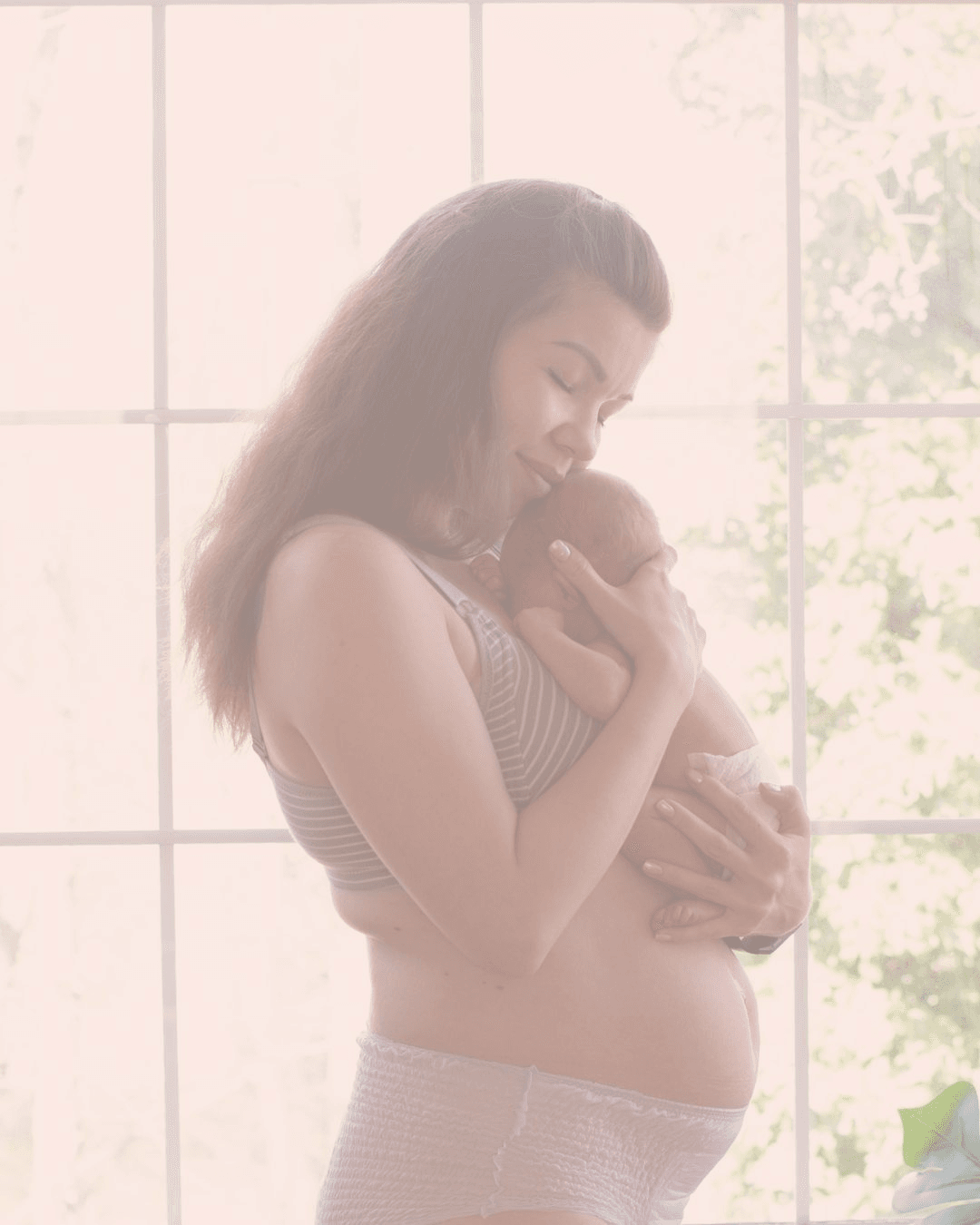 Le soin énergétique en post-partum : pourquoi ré-harmoniser ton corps et ton esprit après la naissance? 1 Maman post partum